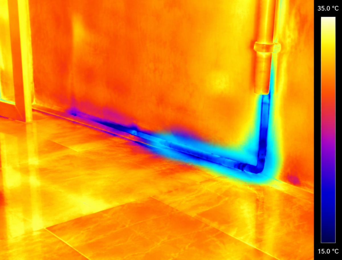 Thermal camera image showing a cold leak trail along a pipe